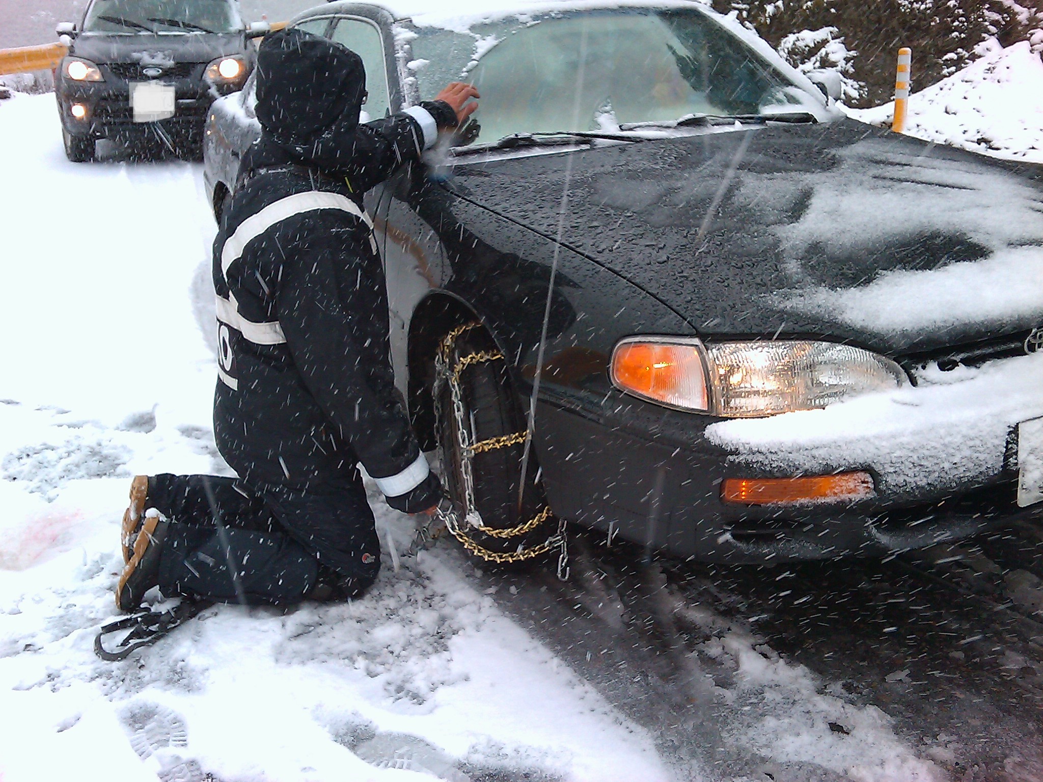 避免車輛打滑，太管處呼籲上山民眾要自備雪鍊並要熟悉拆裝方式
