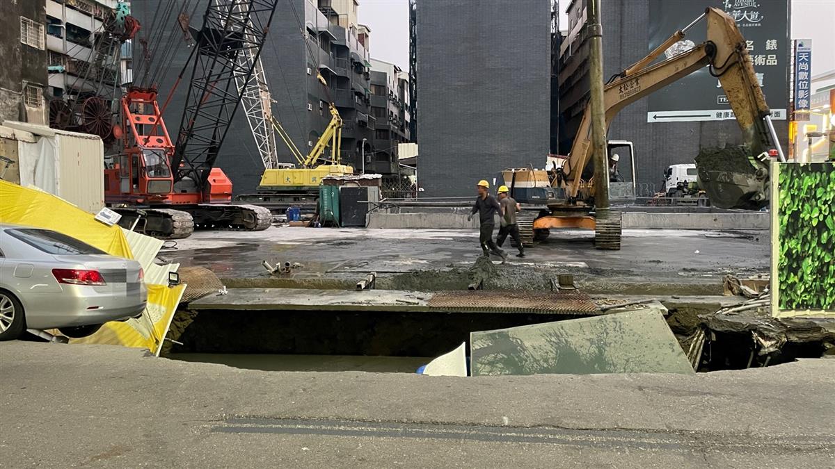 新／台南天坑緊急灌漿吊臂橫躺路中畫面曝！｜東森新聞