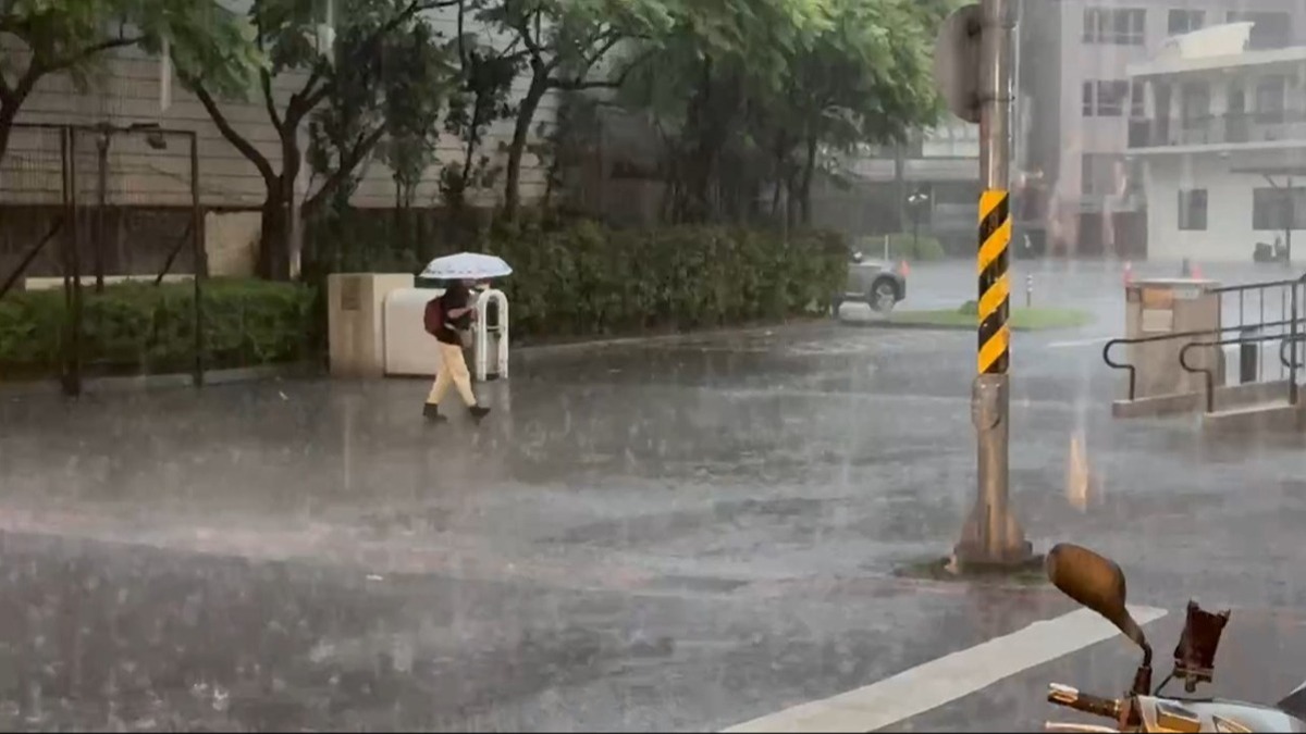 氣象署針對16縣市發布豪大雨特報。（圖／東森新聞）