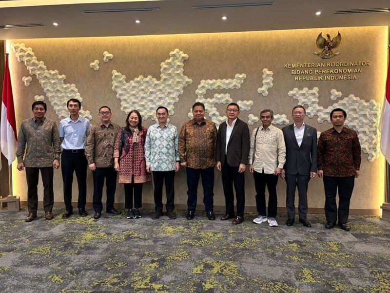 Menteri Koordinator Bidang Perekonomian Republik Indonesia, Airlangga Hartarto (kelima dari kanan), bertemu para eksekutif perusahaan tekstil Taiwan di Indonesia pada Jumat. (Sumber Foto : Pengusaha Taiwan di Indonesia, 4 November 2024)