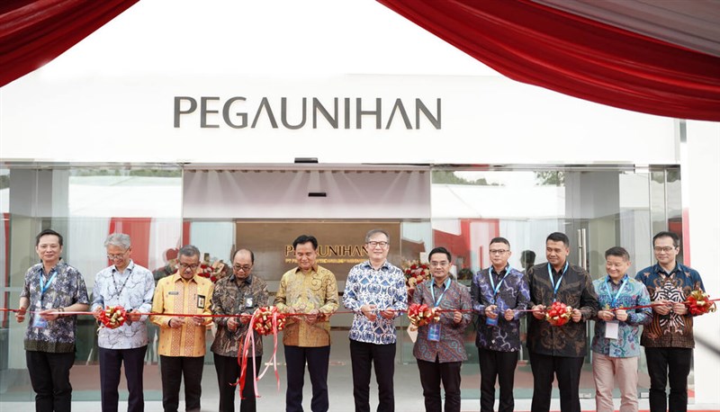 Perwakilan Taiwan di Indonesia, Bruce Hung (kiri); Co-CEO Pegatron, Cheng Kuang-chih (tengah); Kemenko Kumham Imipas RI, Yusril Ihza; dan yang lainnya dalam persemian basis manufaktur Pegatron di Batam, Kamis. (Sumber Foto : Pegatron Corp.)