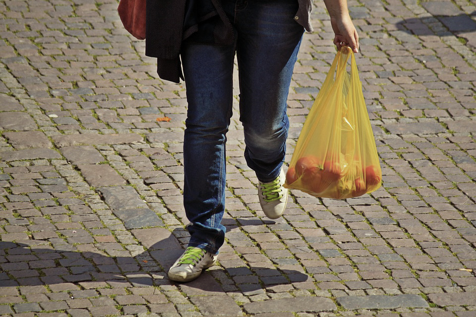 Larangan Pemberian Kantong Plastik Gratis akan Diperketat