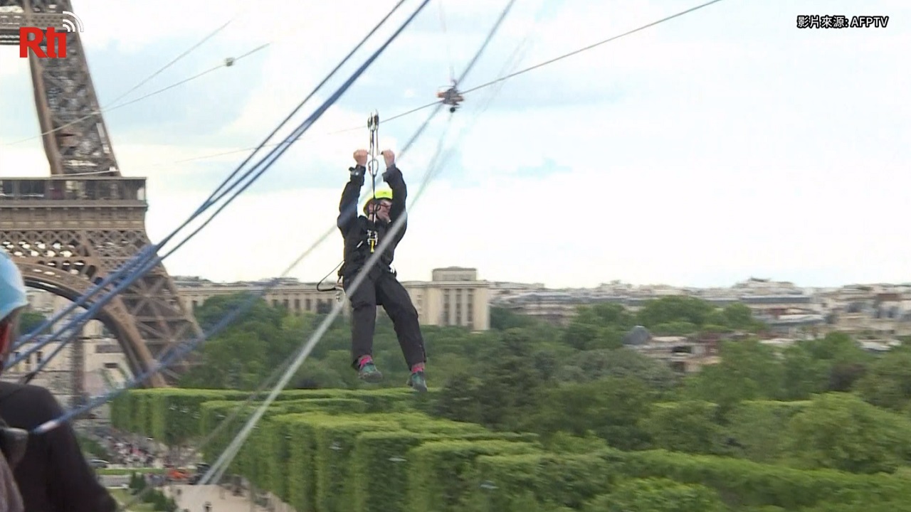 Wahana Zip-Line dari Atas Ketinggian Menara Eiffel
