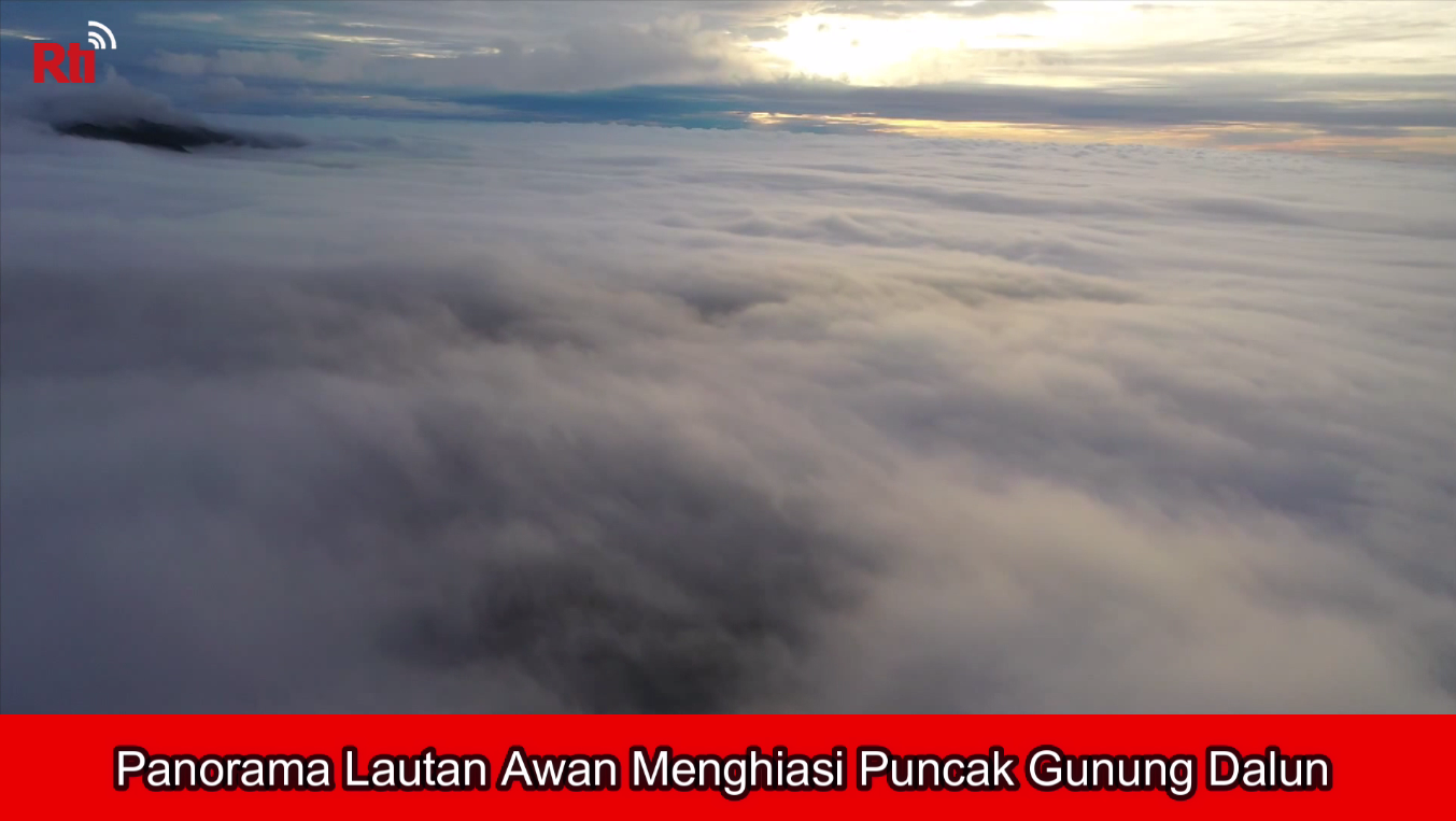 Panorama Lautan Awan Menghiasi Puncak Gunung Dalun