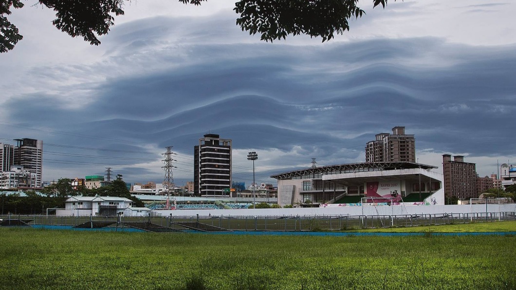 Awan Lentikular