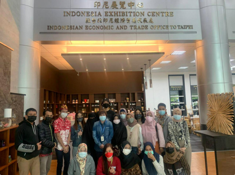 ANTUSIASME PMI MENGIKUTI PELATIHAN DESIGN GRAFIS