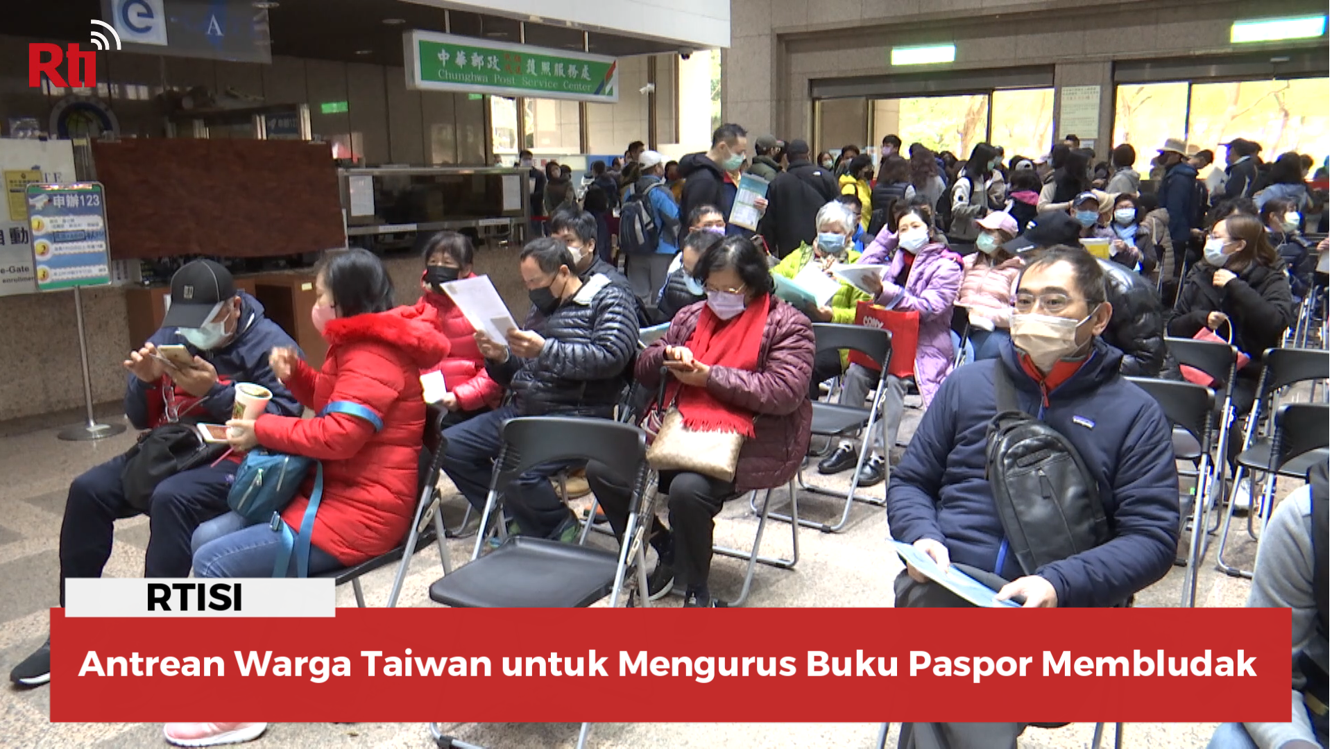 Antrean Warga Taiwan untuk Mengurus Buku Paspor Membludak
