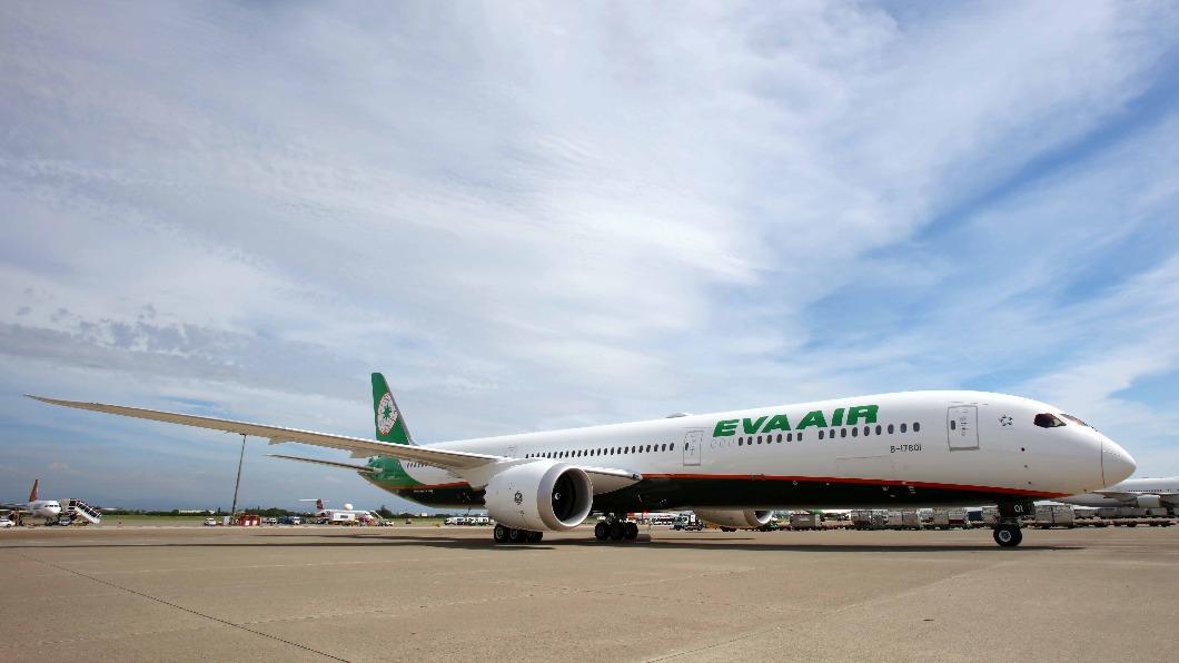 (Taiwan Hari Ini) Hujan Deras dan Sambaran Petir Mengguyur Taiwan, 2 Pesawat EVA AIR Tersambar Petir