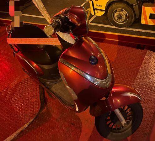 (Taiwan Hari Ini) Bahaya! PMA Mengendarai Skuter Listrik Melaju di Jalan Tol