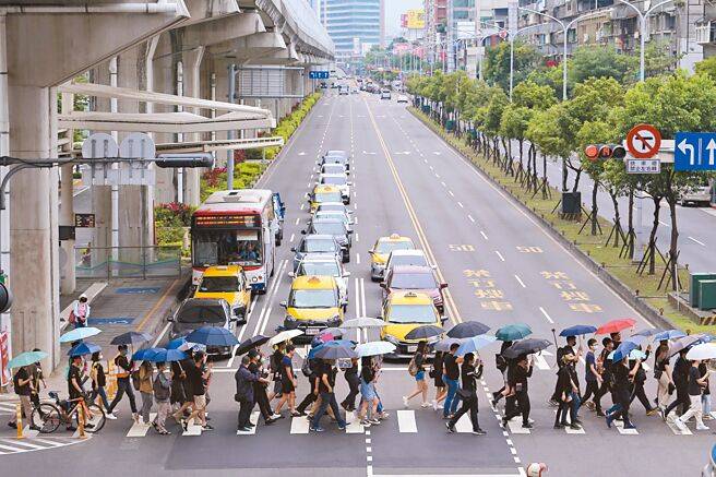 Ratusan Warga Turun ke Jalan Menyuarakan 