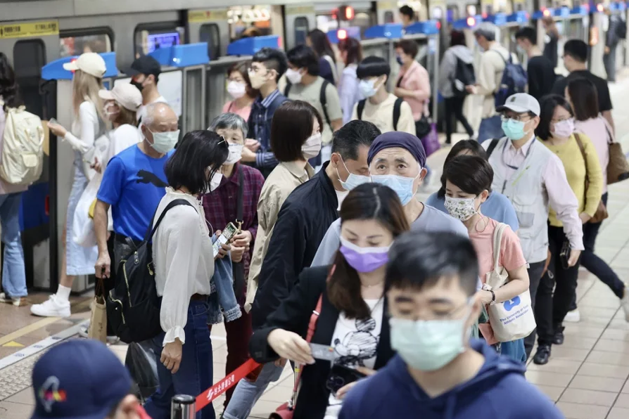 Situasi COVID-19 di Taiwan Kembali Memanas,  Klinik Diserbu Antrean Warga