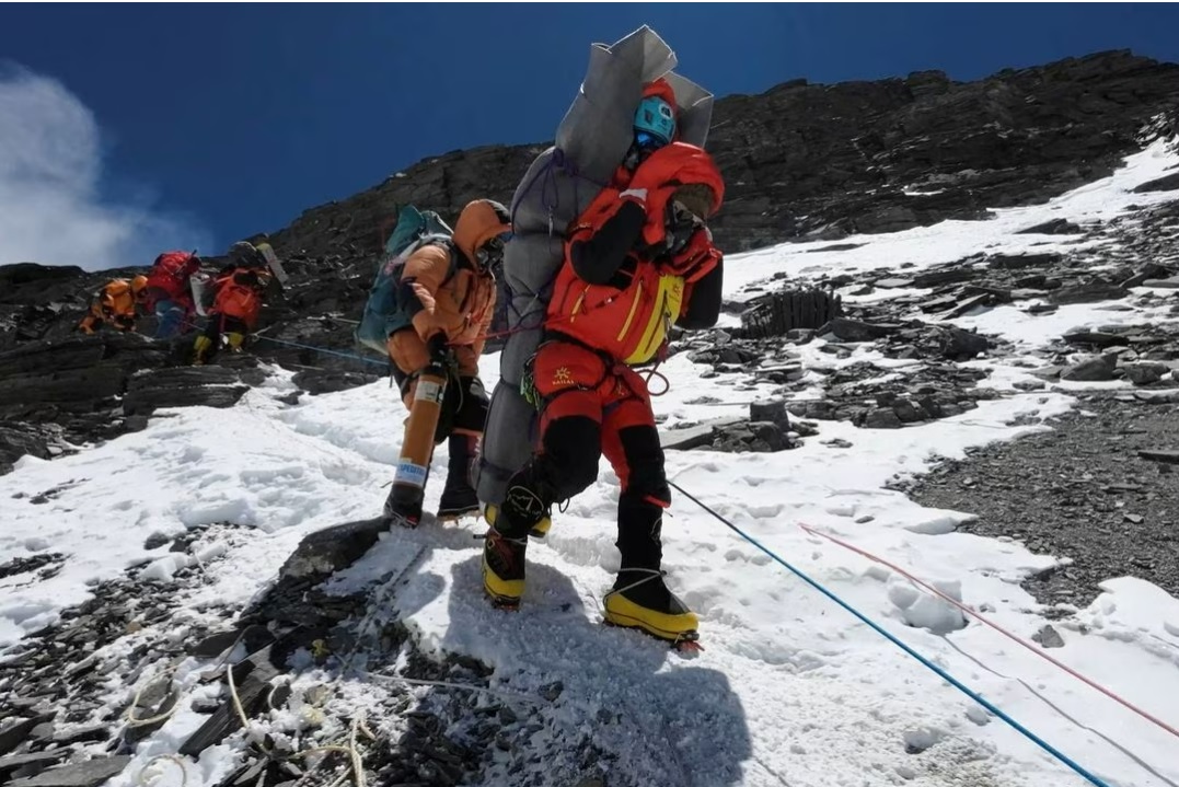 Sherpa Nepal Melakukan Penyelamatan Langka di “Zona Kematian” Everest