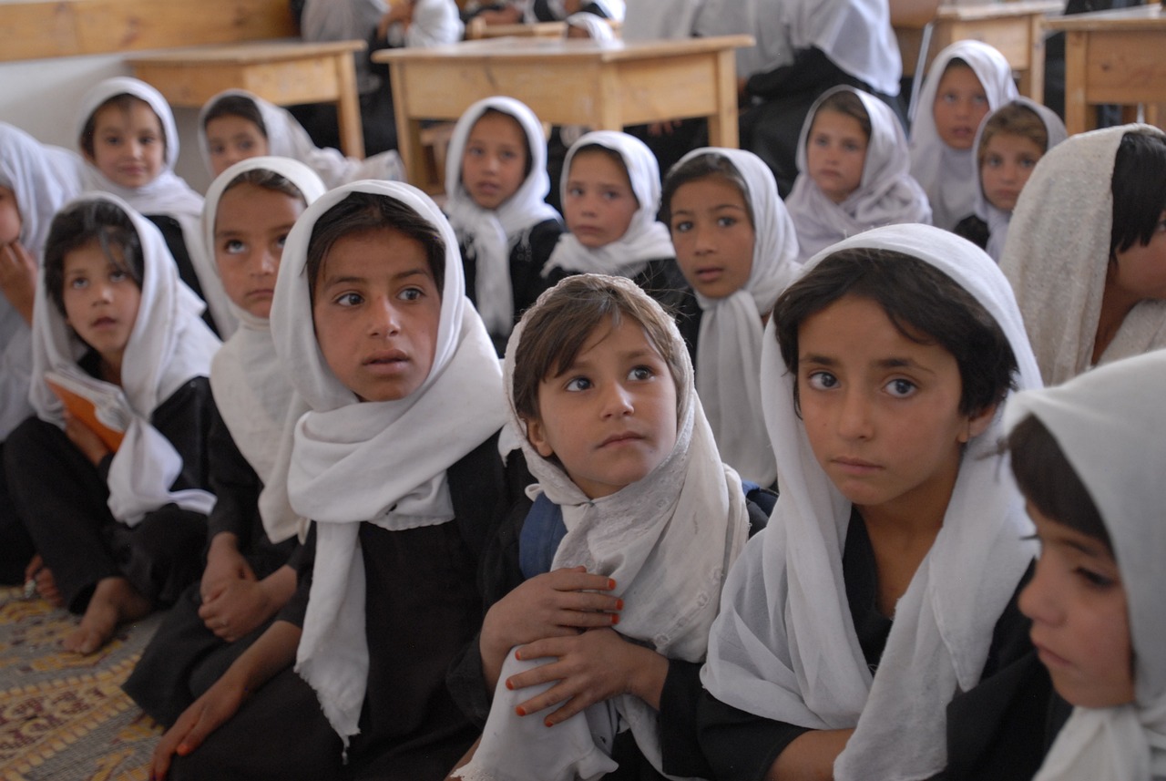Puluhan Siswi di Afghanistan Diracun hingga Masuk RS
