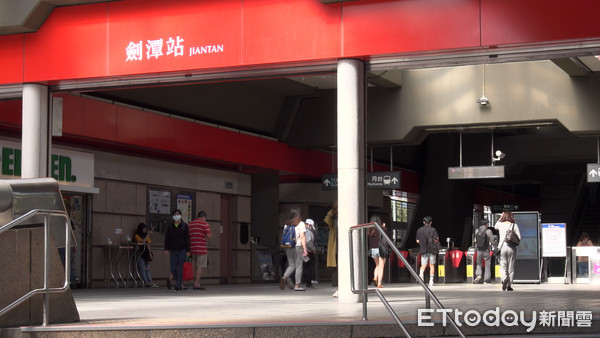 Wanita Ini Dilarang Memasuki Area MRT Taipei Karena Berpakaian Terlalu Minim