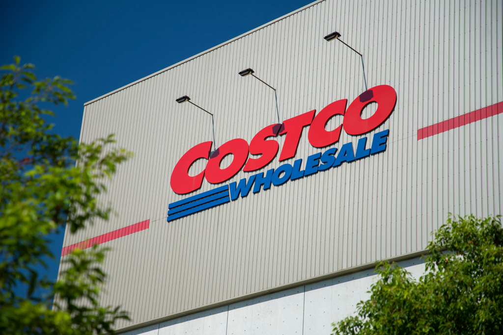 Sepatu yang Tengah Viral Ini Dijual 60% Lebih Murah di Costco