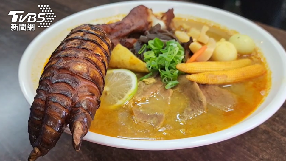 Berani Coba? Restoran di Yunlin, Taiwan ini Menyajikan Mi Ramen dengan Sepotong Kaki Buaya