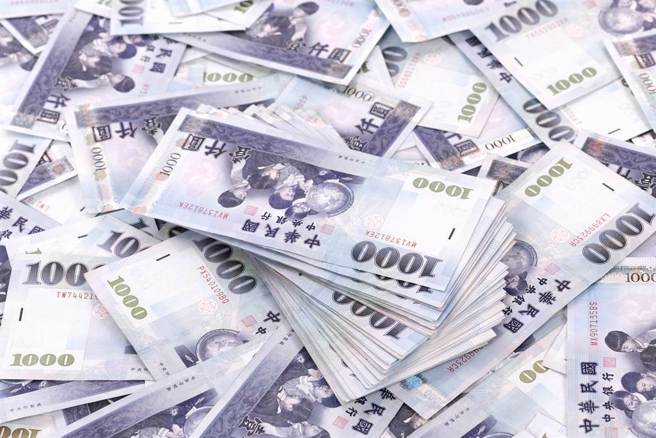 Berhati Mulia! Pria ini Mengembalikan Temuan Tas Berisikan Tumpukan Lembaran NT$ Kepada Petugas Kepolisian