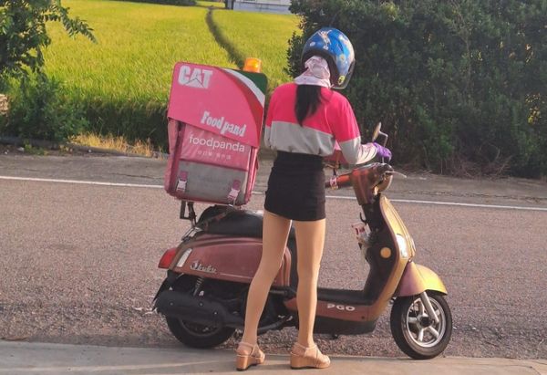 Pamerkan Kaki Jenjang di dalam Balutan Rok Mini, Foto Kurir Ini Panen 6 Ribu Likes!