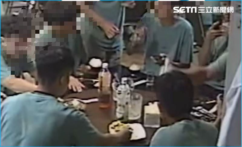 Sikat 2 Tong Nasi Putih, Grup Mahasiswa Beri Restoran Rating 1 Bintang karena Masih Lapar