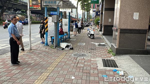 Sedang Menunggu Bus, Wanita Ini Tertimpa AC dari Lantai 17