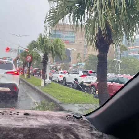 Libur Taifun, Warga Kaohsiung Ramai-ramai Antre di Depan Dream Mall