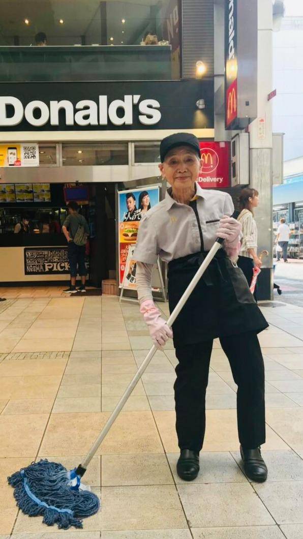 23 Tahun Bekerja Tidak Pernah Cuti, Nenek Usia 90 Tahun Menikmati Pekerjaannya Sebagai Cleaning Service