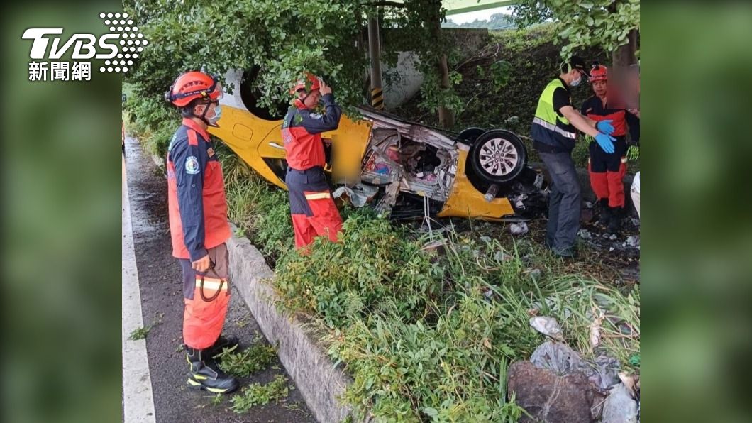 Taksi Terbalik Akibat Jalan Licin Saat Hujan, 3 Orang Cidera