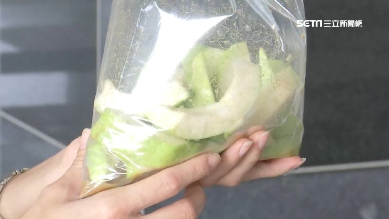 Penjual Buah di Pasar Malam Menipu Konsumen Asing? Sebungkus Jambu Biji Dihargai NT$ 1000