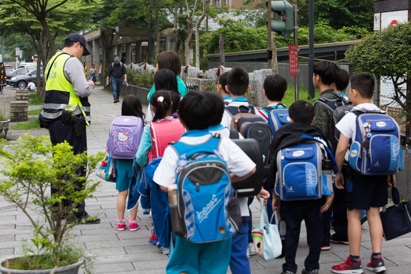 Hari Pertama Sekolah, Polisi Ini Malah Viral Karena Ketampanannya
