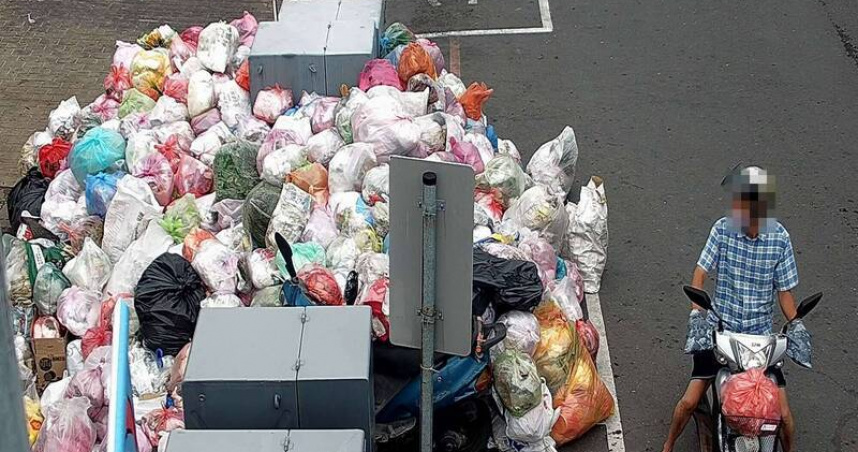 Satu Hari Libur Taifun, Sampah di Kawasan Ini Menumpuk dan Mengeluarkan Bau Tidak Sedap Satu Hari Libur Taifun, Sampah di Kawasan Ini Menumpuk dan Mengeluarkan Bau Tidak Sedap