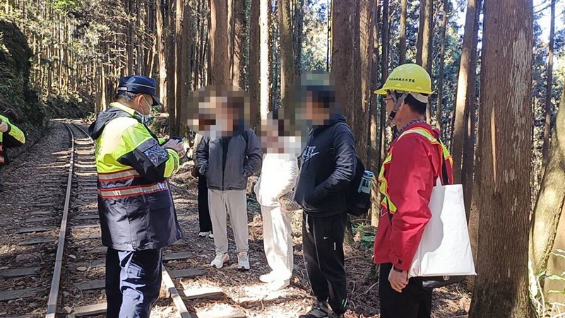 Dari Rekor Maskapai StarLux, Wisatawan Nakal di Alishan, Hingga Krisis Pensiun di Tiongkok