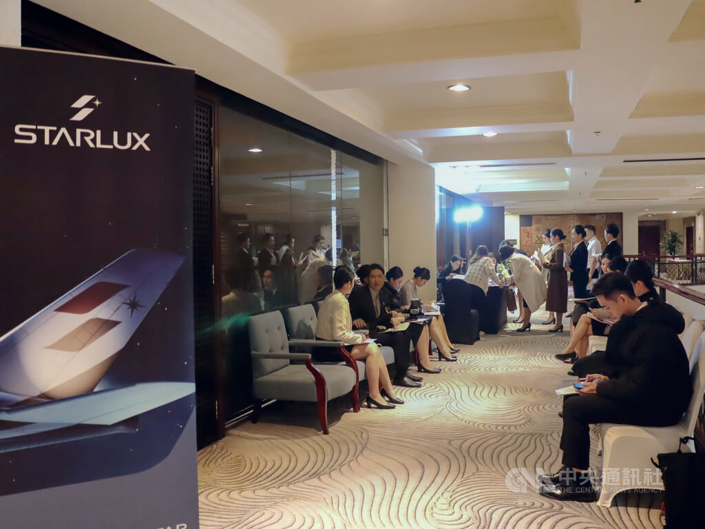 Starlux Airlines Untuk Kali Pertama Rekrut Pramugari/a Vietnam, 700 Orang Bersaing untuk 150 Posisi!