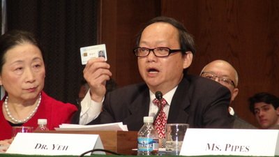 Mantan Menteri Kesehatan Yeh Ching-Chuan Tunjukan Kartu Askes Di Parlemen AS