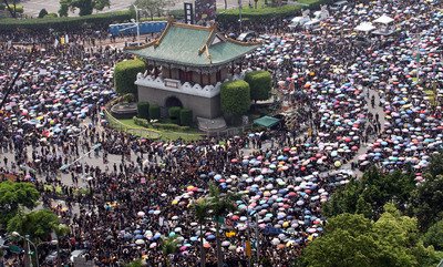 Ratusan ribu orang menggelar aksi duduk anti Perjanjian Perdagangan Jasa di Taipei
