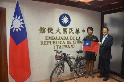 Pengendara Sepeda Taiwan, Cheng Tung-hua Tiba Di Panama