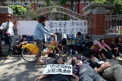 Dini Hari Massa di Yuan Legislatif Bubar  Papan Nama Dapat Digantung Kembali