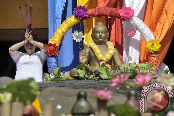 Ribuan umat Buddha lepas burung pada peringatan Waisak
