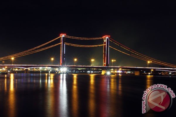 Jembatan Ampera dipasang kamera pemantau dan dicat