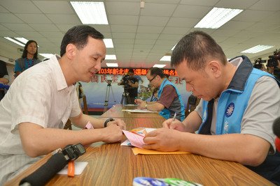 Walikota Taipei Baru Chu Li-luan menyelesaikan pendaftaran sebagai calon walikota dari partai KMT untuk meneruskan jabatan