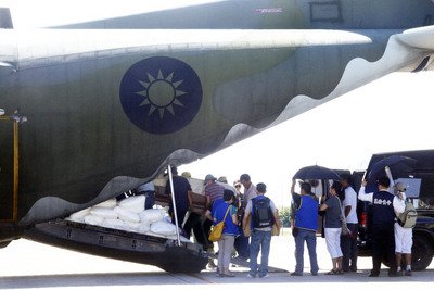 Militer Berikan Bantuan Pembersihan Lokasi Kecelakaan Pesawat TransAsia