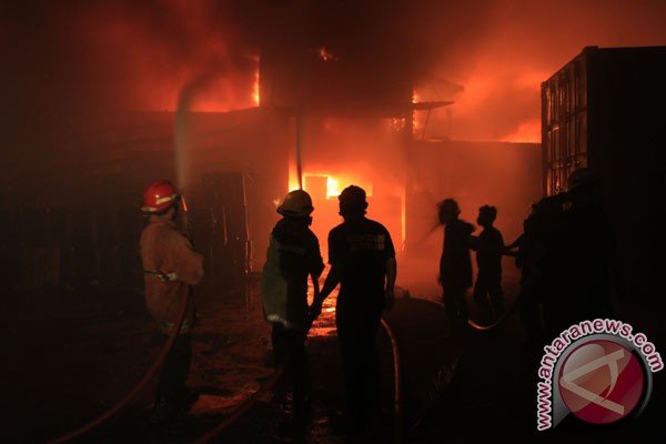 21 Mobil Damkar Atasi kebakaran di Kemayoran