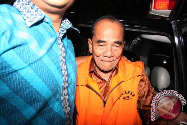 KPK periksa Gubernur Riau Annas Maamun