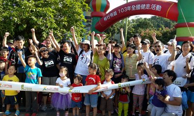 Biro Kesehatan Nasional : Sehat Paling Berharga  5000 Warga Taiwan Mengikuti Jalan Sehat