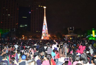 Sinar Lampu Pohon Natal Menyinari Kota Natal New Taipei