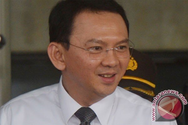 Pelantikan Ahok diwarnai unjuk rasa warga yang terkena gusuran