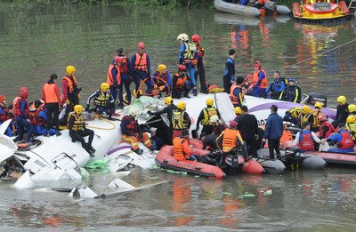Pesawat Terbang Jatuh Di Sungai Keelung, 16 Orang Tewas