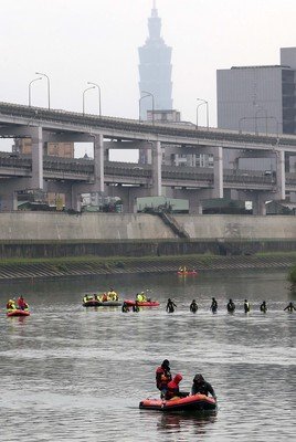 Kecelakaan TransAsia  Tim Penolong Meningkatkan Upaya Pencarian
