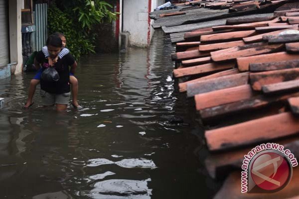 Hampir 11.000 warga Jakarta Barat mengungsi akibat banjir