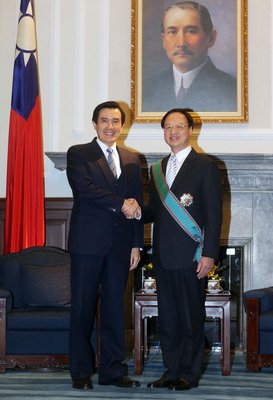 Presiden Ma Sematkan Medali “Chin Yun” Kepada Jiang Yu-hwa