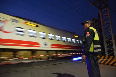 Protes Karyawan TRA  Mengurangi Kecepatan Kereta Sambil Membunyikan Peluit